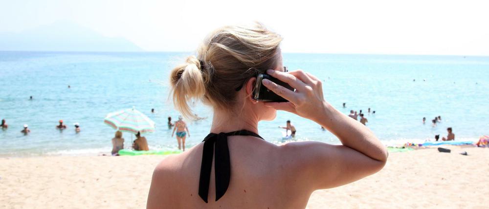 Jetzt billiger: Roaming.Gebühren für Telefonate und das Surfen im EU-Ausland sind seit diesem Wochenende billiger. 2017 sollen die Zusatzkosten komplett fallen.