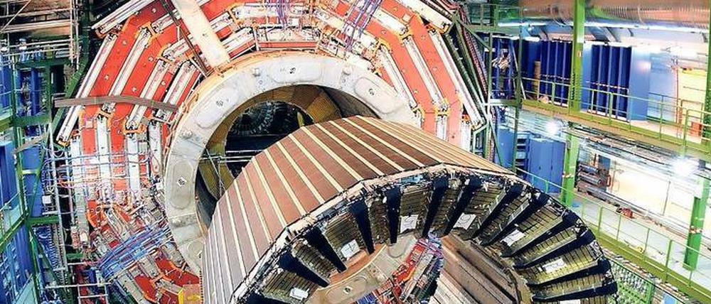 Teilchenfalle. Der CMS-Detektor – hier ein Foto vom Aufbau des hausgroßen Geräts – hat womöglich Hinweise auf ein weiteres Teilchen gefunden. Die auffälligen Daten könnten aber auch Zufall sein. 