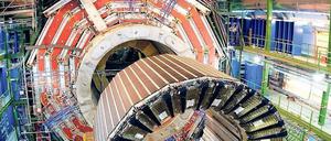 Teilchenfalle. Der CMS-Detektor – hier ein Foto vom Aufbau des hausgroßen Geräts – hat womöglich Hinweise auf ein weiteres Teilchen gefunden. Die auffälligen Daten könnten aber auch Zufall sein. 