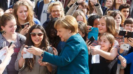 Begegnung mit Schülern in Tiergarten. Kanzlerin Angela Merkel (CDU) am Dienstag bei ihrem Besuch des Französischen Gymnasiums in Berlin. 