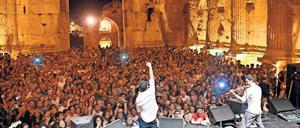 Mashrou' Laila im Bacchus-Tempel von Baalbek (Libanon). Er gehört zu den am besten erhaltenen Sakralbauten der römischen Antike.