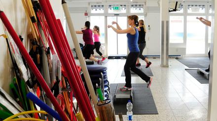 Da die Turnhalle des Sportvereins Karower Dachse von Flüchtlingen belegt ist, trainieren die Mitglieder der Aerobic-Gruppe in einem ehemaligen Schlecker-Laden in der Achillesstraße 59 in Berlin-Karow.