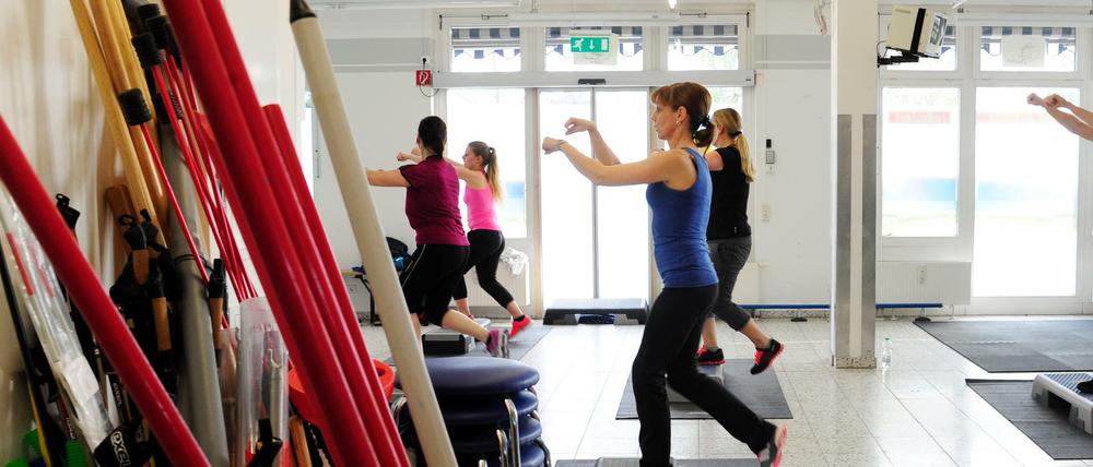 Da die Turnhalle des Sportvereins Karower Dachse von Flüchtlingen belegt ist, trainieren die Mitglieder der Aerobic-Gruppe in einem ehemaligen Schlecker-Laden in der Achillesstraße 59 in Berlin-Karow. 