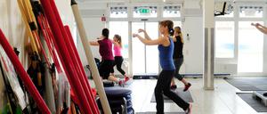 Da die Turnhalle des Sportvereins Karower Dachse von Flüchtlingen belegt ist, trainieren die Mitglieder der Aerobic-Gruppe in einem ehemaligen Schlecker-Laden in der Achillesstraße 59 in Berlin-Karow. 