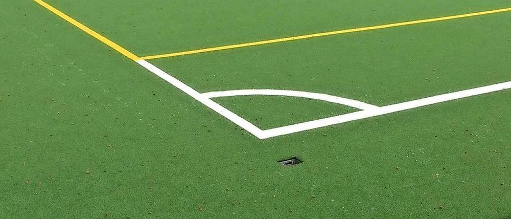 Knapp vorbei: Unter anderem die Halterungen für die Eckfahnen sind falsch angebracht - bei den Toren fehlen sie ganz.