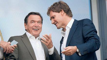 Echte Freunde. Alt-Kanzler Gerhard Schröder (li.) unterhält sich in der AWD-Arena von Hannover 96 mit Finanzunternehmer Carsten Maschmeyer, der 1998 die Anzeigenserie „Der nächste Kanzler muss ein Niedersachse sein“ schalten ließ. „Der Hannover-Komplex“ läuft am Montag, 22 Uhr 45, ARD. Regie führte Grimme-Preisträger Lutz Hachmeister. Foto: WDR
