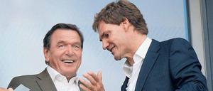 Echte Freunde. Alt-Kanzler Gerhard Schröder (li.) unterhält sich in der AWD-Arena von Hannover 96 mit Finanzunternehmer Carsten Maschmeyer, der 1998 die Anzeigenserie „Der nächste Kanzler muss ein Niedersachse sein“ schalten ließ. „Der Hannover-Komplex“ läuft am Montag, 22 Uhr 45, ARD. Regie führte Grimme-Preisträger Lutz Hachmeister. Foto: WDR