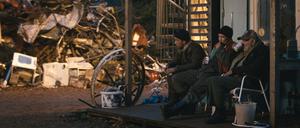 Lucas Gregorowicz als Mirko, Frederick Lau als Letscho und Michael von Rospatt als Opa (v.l.) in "Schrotten".