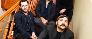 Bärte aus Beirut: Mashrou' Leila. V.l.: Gitarrist Firas Abou Fakher, Schlagzeuger Carl Gerges, Sänger Hamed Sinno (vorne) und Geiger Haig Papazian. Es fehlt Bassist Ibrahim Badr. 