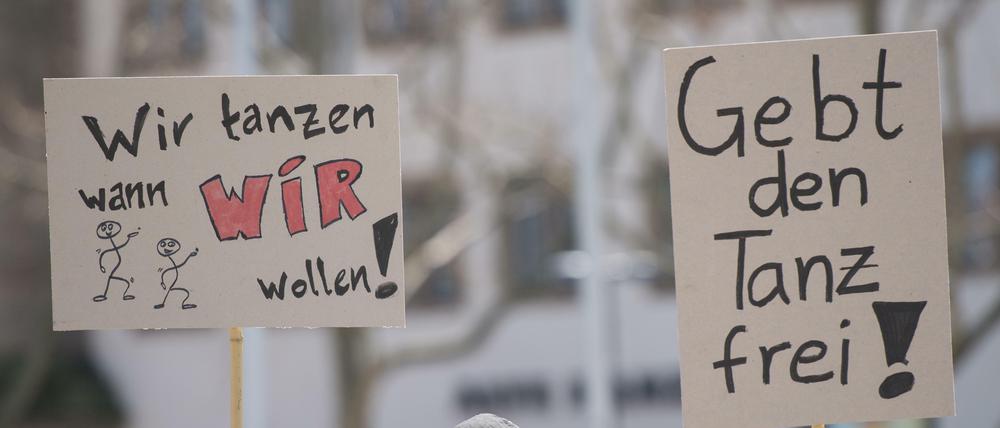 Gebt den Tanz frei! Die Piratenpartei demonstrierte voriges Jahr in Baden-Württemberg gegen das Tanzverbot. Dort gibt das Tanzverbot an sieben Tagen im Jahr. 