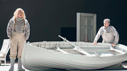 Traum in Schwarz-Weiß. Will Hartmann und Christoph Pohl (r.) in Graham Vicks Inszenierung der Oper "Morgen und Abend" von Georg Friedrich Haas. 