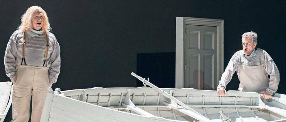 Traum in Schwarz-Weiß. Will Hartmann und Christoph Pohl (r.) in Graham Vicks Inszenierung der Oper "Morgen und Abend" von Georg Friedrich Haas. 