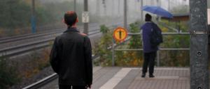 Auf verschiedenen Bahnhöfen müssen Fahrgäste ungeschützt auf die Bahn warten.