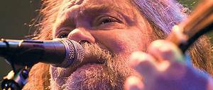 Der alte Mann und das Hair. Rocky Ericksons Musik war stilbildend in den Neunzigern. Jetzt ist der Veteran wieder groß in Form.