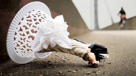 Kaputtes Glück. Was von der Hochzeitstorte übrigblieb.