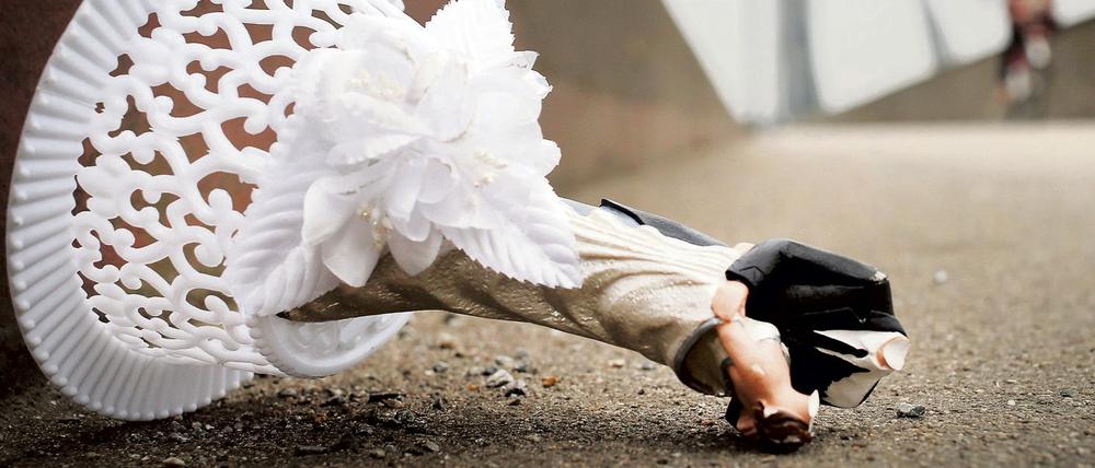 Kaputtes Glück. Was von der Hochzeitstorte übrigblieb.