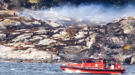 Rettungskräfte suchen am Ort des Hubschrauberabsturzes in Norwegen nach Überlebenden. 