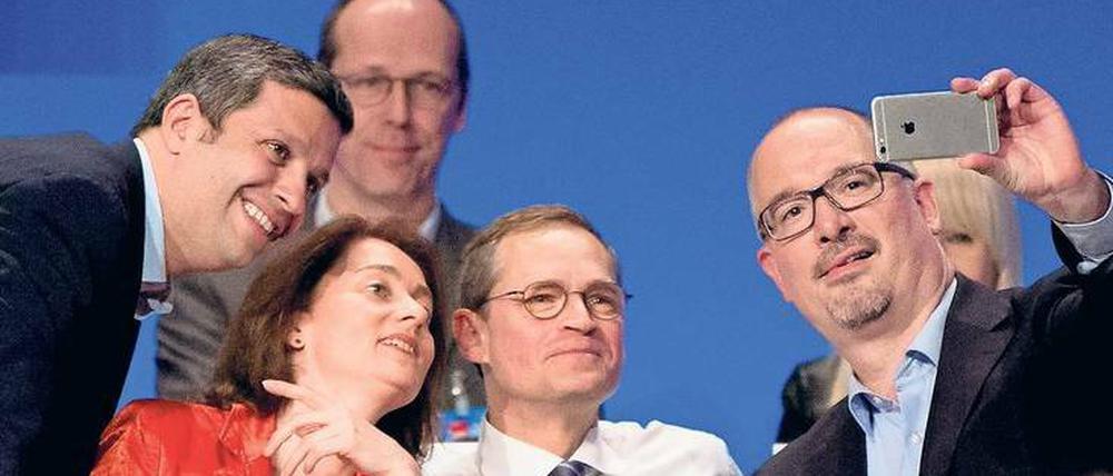 Abschiedsselfie. Kurz bevor der SPD-Parteitag Michael Müller zum neuen Landeschef wählte, bat Noch-Amtsinhaber Jan Stöß zum Gruppenbild. Mit drauf wollten auch Fraktionschef Raed Saleh und Katarina Barley, Generalsekretärin der Bundes-SPD.