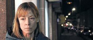 Nichts ist vergangen.  Judith (Jenny Schily) kommt nach 16 Jahren aus dem Gefängnis. Hat sie damals wirklich einen Doppelmord begangen?