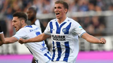Der Karlsruher Grischa Prömel (r) bejubelt seinen Treffer zum 2:0. 