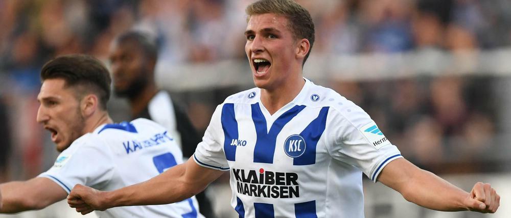 Der Karlsruher Grischa Prömel (r) bejubelt seinen Treffer zum 2:0. 