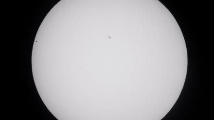 Da isser. Merkur schiebt sich als winzig kleiner Punkt vor die Sonnenscheibe (von links kommend). 