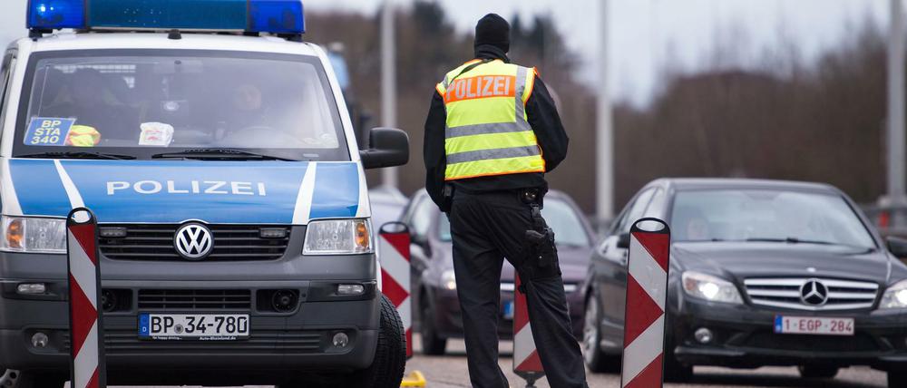 Beamte der Bundespolizei kontrollieren am Grenzübergang Lichtenbusch auf der Autobahn 44 bei Aachen.