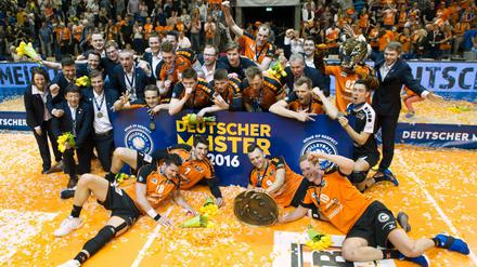 Tulpen, Konfetti und die Berliner Spieler mit der Meisterschale.