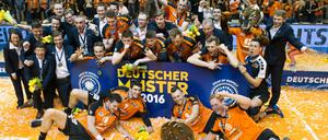 Tulpen, Konfetti und die Berliner Spieler mit der Meisterschale.