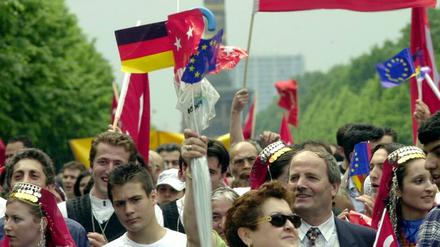 Viele Türken der sogenannten Gastarbeitergeneration sind in Deutschland heimisch geworden. Ihre Kinder sind es sowieso.