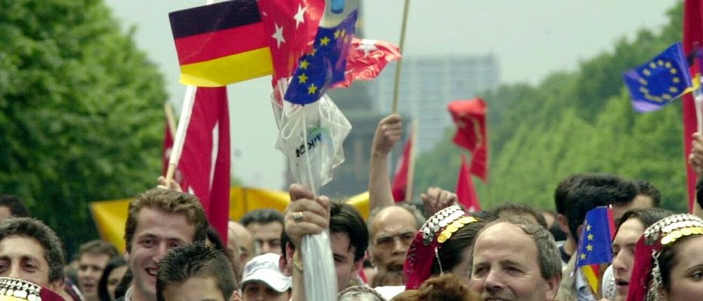 Viele Türken der sogenannten Gastarbeitergeneration sind in Deutschland heimisch geworden. Ihre Kinder sind es sowieso.