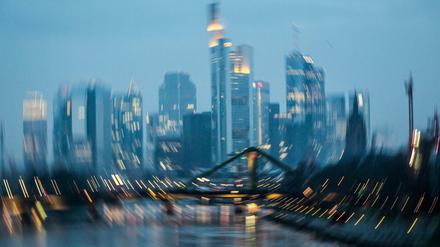Mit Dreheffekt aufgenommen ist am 05.04.2016 die Bankenskyline von Frankfurt am Main (Hessen) im Morgengrauen. 