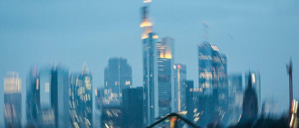 Mit Dreheffekt aufgenommen ist am 05.04.2016 die Bankenskyline von Frankfurt am Main (Hessen) im Morgengrauen. 