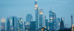 Mit Dreheffekt aufgenommen ist am 05.04.2016 die Bankenskyline von Frankfurt am Main (Hessen) im Morgengrauen. 