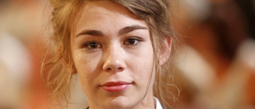 Die Autorin Ronja von Rönne posiert am 01.07.2015 in Klagenfurt im Rahmen der Eröffnung der 39. Tage der deutschsprachigen Literatur. Die Redakteurin der "Welt" hat den Axel-Springer-Preis für Jungjournalisten am Montag abgelehnt. 