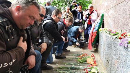 Einige Mitglieder des russischen Motorradclubs Nachtwölfe legten am 8. Mai 2015 am Deutsch-Russischen Museum in Berlin Blumen nieder.
