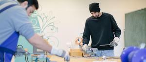 Jobs für Flüchtlinge sind in Sachsen noch knapp. Die beiden Männer auf dem Foto haben Glück: Sie wurden zumindest zur Probe eingestellt.