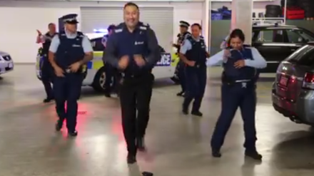 Tanzende Polizisten in einem Video in Neuseeland. 
