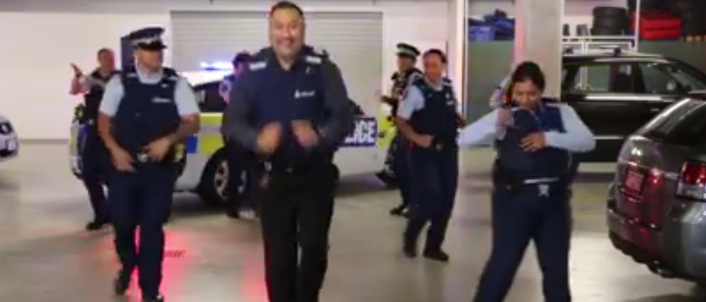 Tanzende Polizisten in einem Video in Neuseeland.