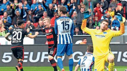 Hilfe, wir ergeben uns! Herthas Torhüter Rune Jarstein kassierte schon nach 75 Sekunden das erste Gegentor.