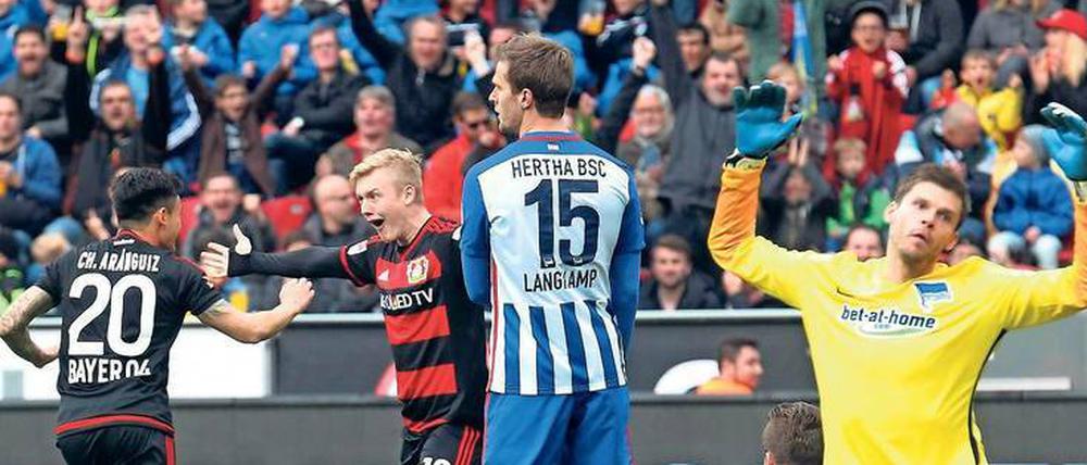 Hilfe, wir ergeben uns! Herthas Torhüter Rune Jarstein kassierte schon nach 75 Sekunden das erste Gegentor.