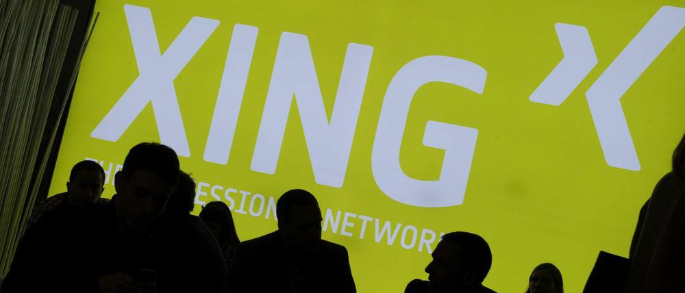 Besucher der Konferenz "Digital Life Design" 2013 in München vor einer Projektion des Sozialen Netzwerks Xing.