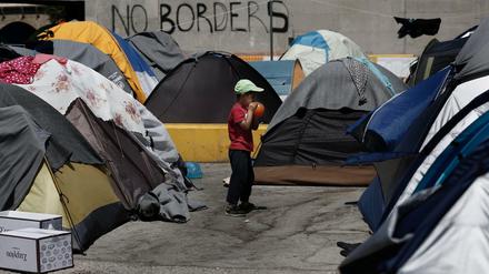 Ein Flüchtlingskind im Hafen von Piräus.