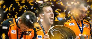 Paul Carroll von den BR Volleys hält die Meisterschaftsschale.