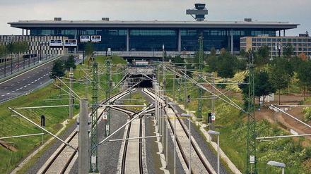 Geisterbahnhof. Theoretisch ist der künftige Flughafen Berlin-Brandenburg schon länger ans Bahnnetz angebunden. Praktisch nicht.