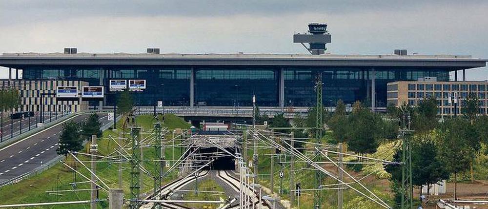 Geisterbahnhof. Theoretisch ist der künftige Flughafen Berlin-Brandenburg schon länger ans Bahnnetz angebunden. Praktisch nicht.