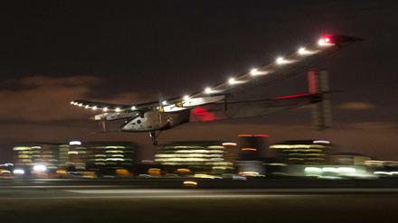 Der Solarflieger "Solar Impulse 2" bei einer früheren Landung in Kalifornien