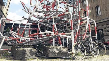 Krawallkunst. Olaf Metzels Skulptur steht jetzt nahe der Oberbaumbrücke. 