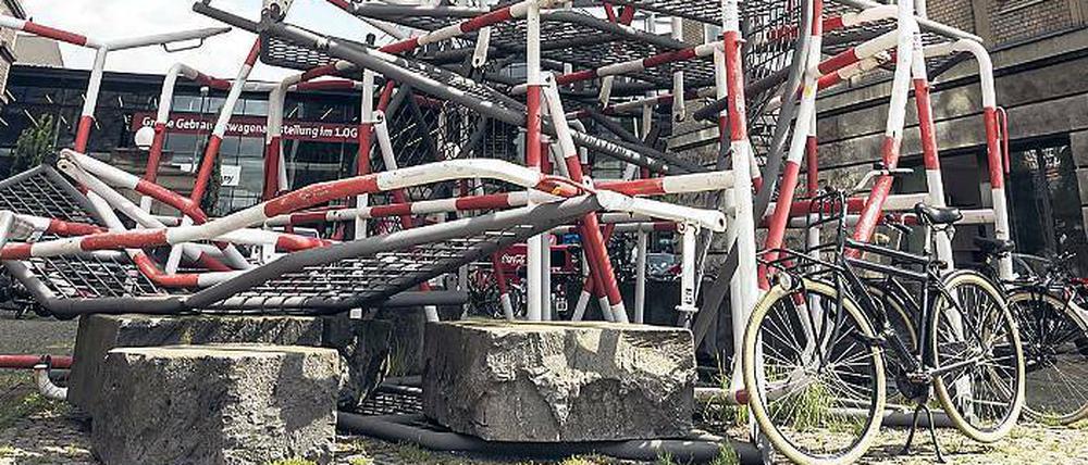 Krawallkunst. Olaf Metzels Skulptur steht jetzt nahe der Oberbaumbrücke.
