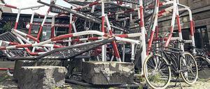 Krawallkunst. Olaf Metzels Skulptur steht jetzt nahe der Oberbaumbrücke. 